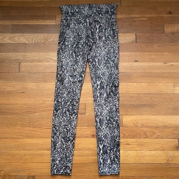 Spanx NEW‎ Faux Leather Snake Shine High Rise Contouring Leggings - Picture 4 of 7